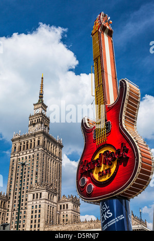 Deux symboles emblématiques des idéologies politiques opposées, Palais de la Culture et des sciences, et Hard Rock Cafe guitare à Varsovie, Pologne. Banque D'Images