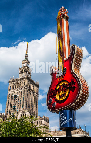 Symboles emblématiques des philosophies politiques opposées, Palais de la Culture et des sciences, et Hard Rock Cafe guitare à Varsovie, Pologne. Banque D'Images