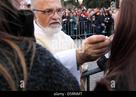 ROME, ITALIE - 07 avril : Au cours de la messe du Pape François I pour le règlement d'une cérémonie à Archbasilica Saint-Jean de Latran, plusieurs prêtres de distribuer la communion à la foule, donnant les disques et les bénit. Banque D'Images