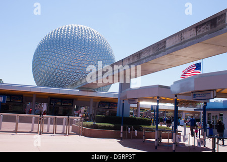 La voie de monorail et de Epcot coupole géodésique de Spaceship Earth, Epcot, Disney World Banque D'Images