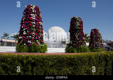 Dôme géodésique , vaisseau spatial terre et arbres en fleurs, Epcot, Disney World Banque D'Images