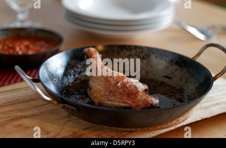 Cuisse de canard rôti en casserole en fonte. Banque D'Images
