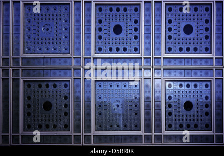 Volets mécaniques de l'iris à la façade de l'Institut de monde arabe Français pour l'Institut du monde arabe, abrégé IMA qui sont en fait photosensibles Motor-Controlled ouvertures, Qui agit comme une brise soleil sophistiquée qui s'ouvre et se ferme automatiquement pour contrôler la quantité de lumière et de chaleur entrant dans le bâtiment du soleil conçu par l'Architecture-Studio avec Jean nouvel à Paris France Banque D'Images