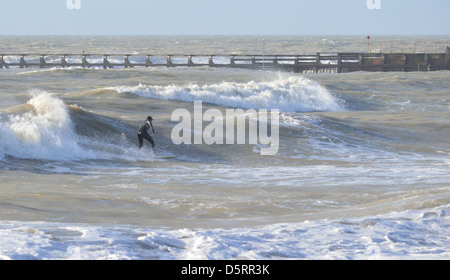 Surf d'hiver dans la mer au large de Littlehampton, West Sussex, Angleterre Banque D'Images