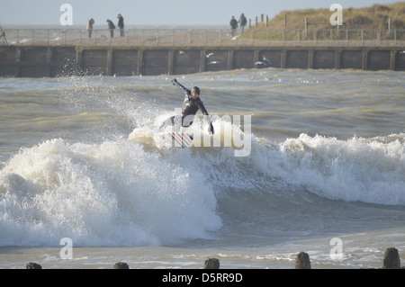 Surf d'hiver dans la mer au large de Littlehampton, West Sussex, Angleterre Banque D'Images