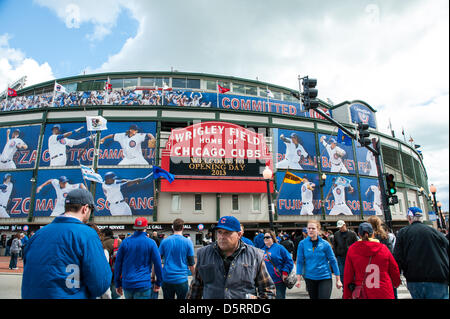 Chicago, USA. 8 avril, 2013. Fans des Cubs de Chicago à Wrigley Field de Chicago pour la Ligue Majeure de Baseball 2013 Ouverture à domicile. Crédit : Max Herman/Alamy Live News Banque D'Images