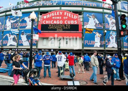 Chicago, USA. 8 avril, 2013. Fans des Cubs de Chicago à Wrigley Field de Chicago pour la Ligue Majeure de Baseball 2013 Ouverture à domicile. Crédit : Max Herman/Alamy Live News Banque D'Images