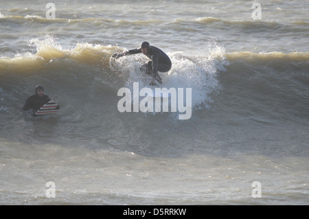 Surf d'hiver dans la mer au large de Littlehampton, West Sussex, Angleterre Banque D'Images