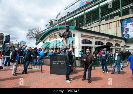 Chicago, USA. 8 avril, 2013. Fans des Cubs de Chicago à Wrigley Field de Chicago pour la Ligue Majeure de Baseball 2013 Ouverture à domicile. Crédit : Max Herman/Alamy Live News Banque D'Images