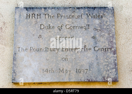 Poundbury Village un nouveau développement de ville sur le Duché de Cornwall Estate. SAR le Prince de Galles Duc de Cornouailles a ouvert le Poundbury Enterprise Centre le 14 mai 1997 plaque sur le bâtiment. Dorchester Dorset 2000s, 2013 Royaume-Uni HOMER SYKES Banque D'Images