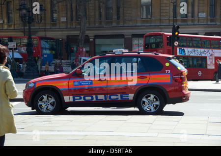 L'Unité de Protection diplomatique rouge voiture de police à Londres, près de Trafalgar Square. Banque D'Images