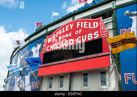 Chicago, USA. 8 avril, 2013. Fans des Cubs de Chicago à Wrigley Field de Chicago pour la Ligue Majeure de Baseball 2013 Ouverture à domicile. Crédit : Max Herman/Alamy Live News Banque D'Images