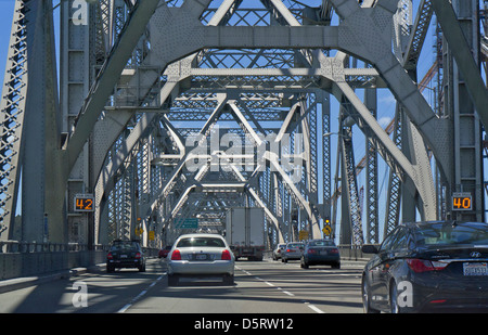 Historique ancienne Bay Bridge San Francisco sur la route 101 à partir de la vue de l'intérieur de voiture San Francisco California USA Banque D'Images