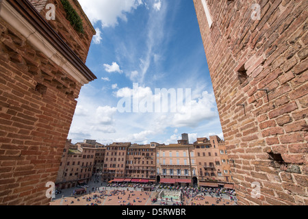 Belle vue aérienne de la Piazza del Campo de Sienne, sur une belle journée ensoleillée. Banque D'Images