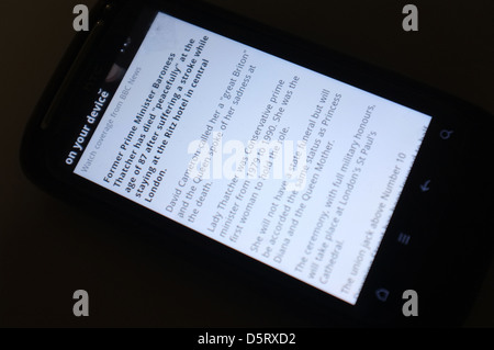 Un téléphone mobile écran affichant les dernières nouvelles de la mort de l'ancien Premier ministre britannique Margaret Thatcher. Banque D'Images