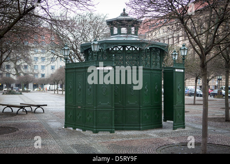 Cet ancien style de toilettes publiques a été entièrement rénové et comprend des équipements modernes. Banque D'Images