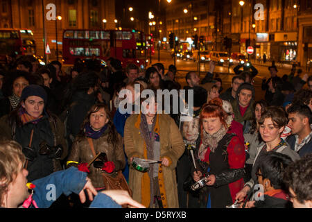 Londres, Royaume-Uni. 8 avril 2013. Des centaines de personnes se rassemblent à Brixton célébrant la mort de la Baronne Thatcher. Credit : martyn wheatley / Alamy Live News Banque D'Images