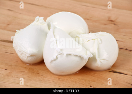 La mozzarella italien frais sur table en bois Banque D'Images