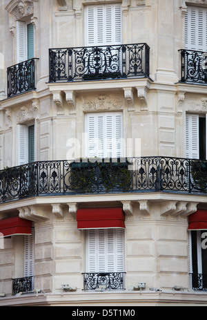 Libre d'une maison à l'architecture typiquement parisienne. Banque D'Images