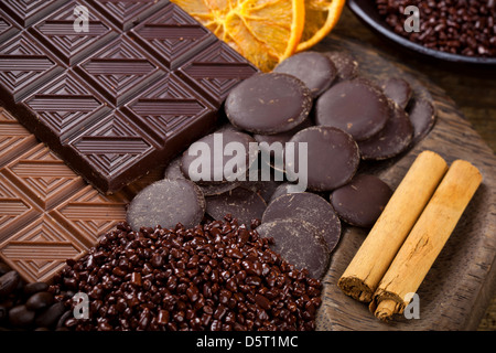 Le chocolat avec des tranches d'orange séchée et des bâtons de cannelle. Banque D'Images