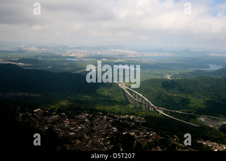 Route Imigrantes, ville de São Paulo à Santos, l'état de São Paulo, la rive. Banque D'Images