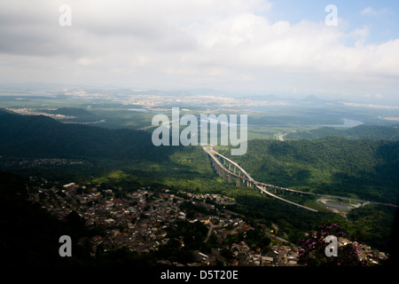 Route Imigrantes, ville de São Paulo à Santos, l'état de São Paulo, la rive. Banque D'Images