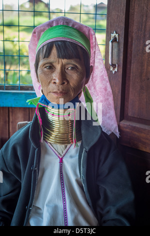 Padaung Dame aux bandes de cou Banque D'Images