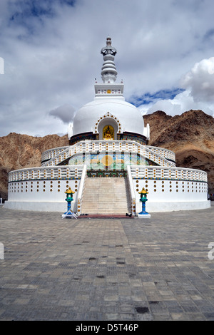 Shanti Stupa une pagode de la paix, vu de l'avant, à Leh, Ladhak, Inde. Banque D'Images