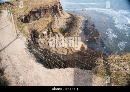 Vue montrant l'érosion grave du sentier du littoral ou Cleveland way entre Whitby et Robin Hood's Bay, North Yorkshire, Angleterre, Banque D'Images