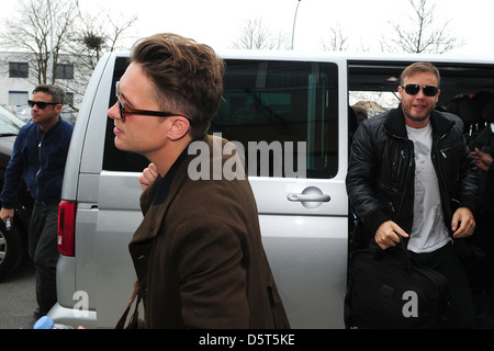 Robbie Williams, Mark Owen et Gary Barlow de prendre que d'arriver à l'aéroport de Schoenefeld Berlin, Allemagne - 25.03.2011 Banque D'Images