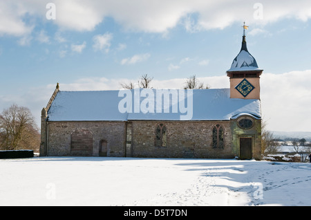 L'église 13c de St Michael & All Angels au château de Croft, Yarpole, Herefordshire, Royaume-Uni, vue par une journée d'hiver enneigée Banque D'Images