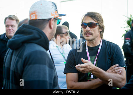 US-American pilote de rallye Ken Block (L) a un chat avec joueur professionnel finlandais de hockey sur glace NHL player Teemu Ilmari Selänne (surnommé 'la Finnish Flash') dans le paddock sur le circuit des Amériques à Austin, Texas, USA, 17 novembre 2012. La formule un Grand Prix des Etats-Unis aura lieu le 18 novembre 2012. Photo : David Ebener/dpa Banque D'Images