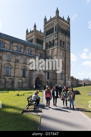 Groupe de jeunes femmes à pied de la cathédrale de Durham North East England UK Banque D'Images