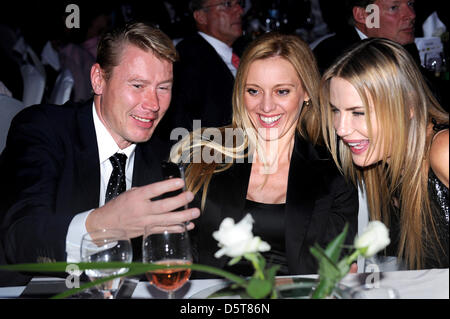 Ancien pilote automobile Finlandais Mika Haekkinen (L-R), son partenaire Marketa Remesova actrice Daryl Hannah et de nous assister à l'Hermes Eagles Président Golf Cup gala au Robinson Club Nobilis à Belek, Turquie, 16 novembre 2012. Des stars du sport, du cinéma et de l'économie jouent pour les fondations telles que le fonds d'urgence pour enfants et la fondation Beckenbauer. Photo : Ursula Dueren Banque D'Images