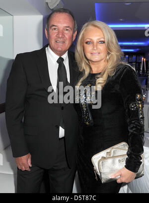 La chanteuse britannique Bonnie Tyler et son mari Robert Sullivan arrivent pour le Hermes Eagles Président Golf Cup gala au Robinson Club Nobilis à Belek, Turquie, 16 novembre 2012. Des stars du sport, du cinéma et de l'économie jouent pour les fondations telles que le fonds d'urgence pour enfants et la fondation Beckenbauer. Photo : Ursula Dueren Banque D'Images