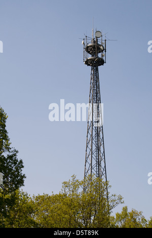 La tour de télécommunications. Station de base de téléphone mobile Banque D'Images