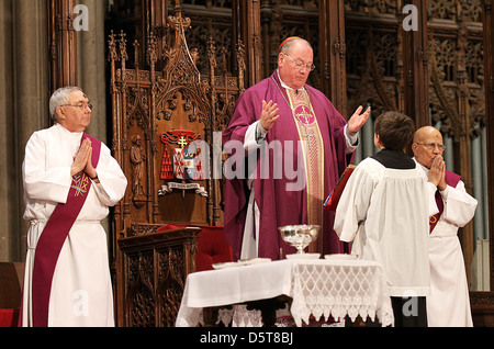 Le Cardinal Timothy Dolan nouvellement élu mène une cérémonie mercredi des cendres de la cathédrale Saint-Patrick de New York, USA - 22.02.12 Banque D'Images