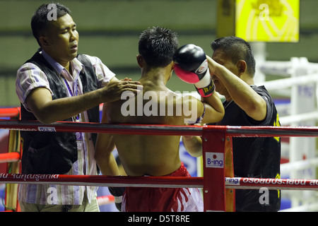 Soirée boxe thaï lutte au Rajadamnern stadium à Bangkok, Thaïlande Banque D'Images