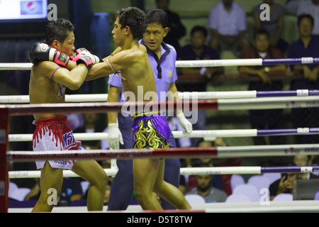 Soirée boxe thaï lutte au Rajadamnern stadium à Bangkok, Thaïlande Banque D'Images