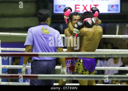 Soirée boxe thaï lutte au Rajadamnern stadium à Bangkok, Thaïlande Banque D'Images