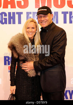 Ancien boxeur professionnel Axel Schulz et sa femme Patricia arrivent pour la première de la comédie musicale 'Rocky' à TUI opéra de Hambourg, Allemagne, 18 novembre 2012. Photo : AXEL HEIMKEN Banque D'Images