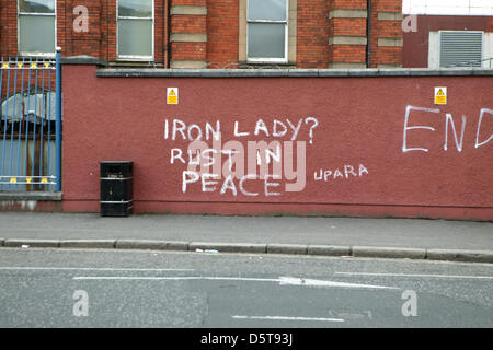 Falls Road, Belfast, Irlande du Nord, Royaume-Uni 9 avril 2013 le graffiti, se moquant du mort de Lady Thatcher hier. Credit : Bonzo / Alamy Live News Banque D'Images