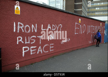 Falls Road, Belfast, Irlande du Nord, Royaume-Uni 9 avril 2013 le graffiti, se moquant du mort de Lady Thatcher hier. Credit : Bonzo / Alamy Live News Banque D'Images