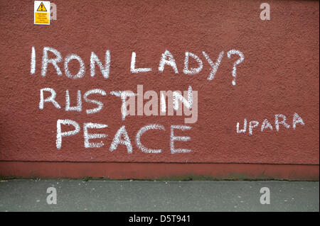 Falls Road, Belfast, Irlande du Nord, Royaume-Uni 9 avril 2013 le graffiti, se moquant du mort de Lady Thatcher hier. Credit : Bonzo / Alamy Live News Banque D'Images