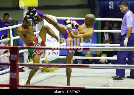 Soirée boxe thaï lutte au Rajadamnern stadium à Bangkok, Thaïlande Banque D'Images