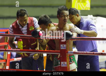 Soirée boxe thaï lutte au Rajadamnern stadium à Bangkok, Thaïlande Banque D'Images