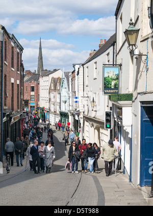 Les touristes à monter Saddler Street Ville Durham North East England UK Banque D'Images