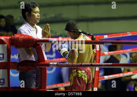 Boxeur thaï Bouddha priant avant soir lutte au Rajadamnern stadium à Bangkok, Thaïlande Banque D'Images