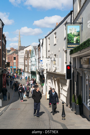 Couple walking up Saddler Street Ville Durham North East England UK Banque D'Images