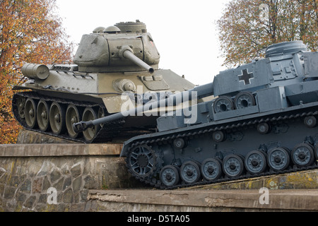 L'allemand et le russe T-34 réservoirs, vallée de la mort, Warszawa passent près de Svidnik, la Slovaquie. Banque D'Images